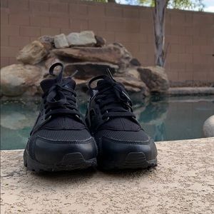 Black nike Huaraches.